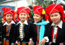 Sự tích khăn đỏ và áo có dấu ấn