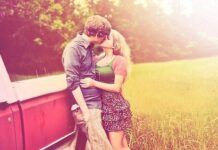 Khi đại nạn đến anh có thể nắm chặt tay em không?