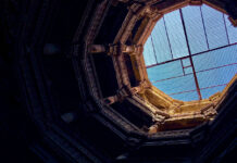 ĐÔI KHI, TA CẦN BƯỚC RA…