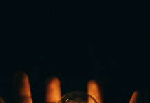 Từ Việt Nam, nghĩ về ánh sáng…