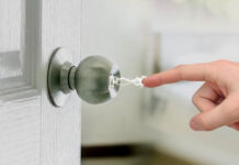 Có cảm giác bị điện giật khi chạm vào đồ vật vào mùa đông là gì? Có nguy hiểm đến sức khỏe không?