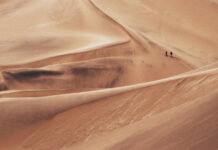 KHI MỘT NGƯỜI NẰM XUỐNG