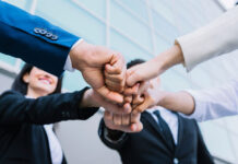 Nắm tay nhau, cùng bước bên nhau