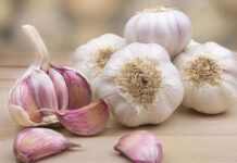 Khi mua tỏi nên chọn củ vỏ trắng hay vỏ tím? Đáp án không phải ai cũng biết