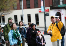 Chuyện Tony làm hướng dẫn viên du lịch