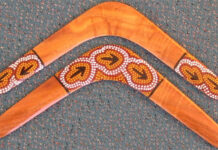 Điều gì đã khiến Boomerang quay về vị trí sau khi ném?