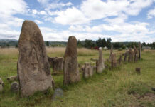 Bãi đá cổ huyền bí ở Châu Phi khiến các nhà khảo cổ học “đau đầu” vì không giải mã nổi