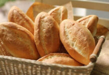 Bánh mì gói trong giấy báo “tưởng không hại nhưng hại không tưởng”