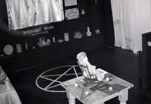 Lạnh gáy cảnh “búp bê ma” tự đung đưa ghế tại bảo tàng ở Anh