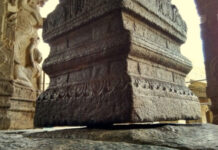 Cây cột thách thức trọng lực trong đền thờ Ấn Độ