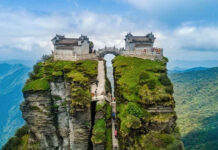 Ngôi chùa nằm trên đỉnh núi tách đôi và những bí ẩn khiến hậu nhân đau đầu