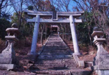 Bất chấp quy luật vật lý, tảng đá 500 tấn cứ lơ lửng trên không – Các chuyên gia cũng bó tay!