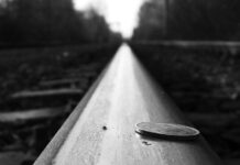 Đặt đồng xu đặt trên đường ray có thể gây nên thảm họa làm đoàn tàu hỏa trật bánh không?