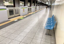 Lý do khiến những chiếc ghế ở nhiều ga tàu không quay mặt về phía đường tàu ở Nhật Bản