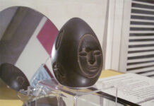 Công nhân nhặt được hòn đá có hoa văn mặt người, có thể là mật mã của người ngoài hành tinh