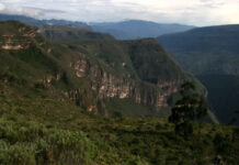 Bí ẩn quan tài hình người trên rìa vách đá ở Peru