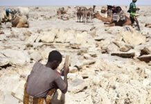 Đây là một trong những công việc độc hại nhất thế giới: Làm 3 năm có thể bị mù điếc, từ da đen biến thành da trắng