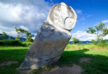 Bí ẩn hàng trăm khối cự thạch ở Indonesia