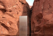 Đếm cừu sừng lớn từ trực thăng, phi công phát hiện khối kim loại bí ẩn trong sa mạc Utah