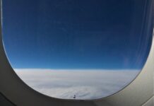 Vì sao cửa sổ máy bay có 1 lỗ nhỏ?