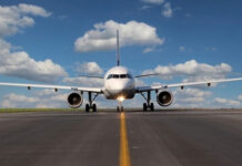 Tốc độ của máy bay chạy trên đường băng là bao nhiêu?
