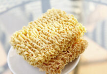 Tác hại đáng sợ của việc ăn mì tôm sống