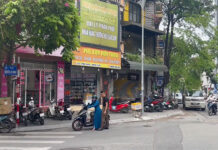 Kỳ lạ con phố ô tô, xe máy bỗng không mở được khóa thông minh, nhiều người phải hì hục đẩy xe ở Hà Nội