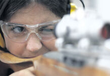 Ngắm bắn bằng một mắt hay hai mắt hiệu quả hơn?