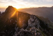 TRÊN ĐỈNH VINH QUANG