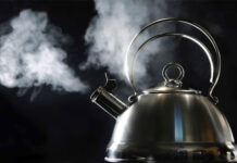 Vì sao nhiệt độ nước không thay đổi dù tiếp tục được đun sôi?