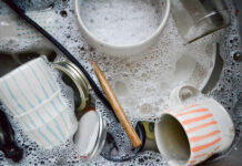 Sai lầm khi rửa bát chỉ làm gia tăng thêm vi khuẩn mà bạn không hề hay biết