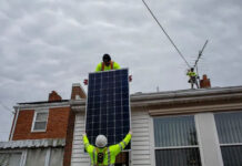 Tấm pin mặt trời trên mái nhà có thể chịu được bão không?