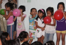 Nhiều trẻ em đang ngậm chất độc vào miệng