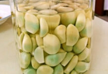 Tỏi ngâm dấm chuyển màu xanh có nên ăn?