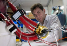 Người đầu tiên trên thế giới sống nhiều ngày bằng tim titan