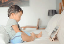 Tác hại không ngờ khi để trẻ tiếp xúc với smartphone, máy tính bảng từ sớm