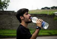 Uống nước nhiều quá cũng không tốt. Những nhóm người nào không nên uống nhiều nước?