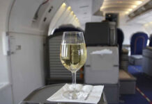 Lý do bác sĩ khuyên không nên uống rượu trên máy bay