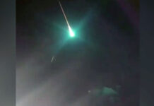 Vật thể màu xanh bí ẩn phát sáng trên bầu trời đêm nước Úc