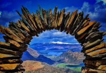 Vòm đá bí ẩn xuất hiện ở Anh