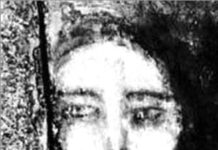 Khuôn mặt “ma quái” biết ẩn hiện trên sàn nhà