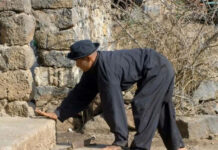 Ngôi “làng bò” kỳ lạ, không ai biết đi đứng, chỉ có thể bò bằng 4 chi