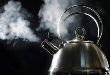 Muối có thực sự làm cho nước sôi nhanh hơn bình thường hay không?