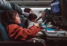 Mẹo đi Máy Bay Cùng Với Trẻ Em Mà Cha Mẹ Nào Cũng Cần Biết