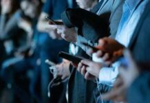 Người lớn tuổi chia sẻ tin giả nhiều hơn không phải vì thiếu hiểu biết, mà vì…