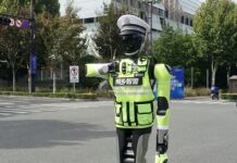 Trung Quốc chính thức triển khai robot cảnh sát giao thông