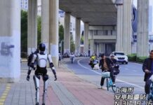 Robot Trung Quốc xác lập Kỷ lục Guinness sau hành trình đi bộ xuyên đêm dài hơn 100km