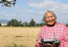 Bà ngoại 82 tuổi gây sốt mạng Trung Quốc với kỹ năng điều khiển drone nông nghiệp và bán hàng livestream