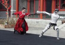 Robot hình người Trung Quốc múa kiếm điêu luyện mừng năm mới, phô diễn kỹ thuật đỉnh cao khiến thế giới kinh ngạc