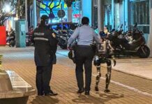 Robot bị cảnh sát “áp giải” giữa phố sau khi khiến cụ bà hoảng sợ